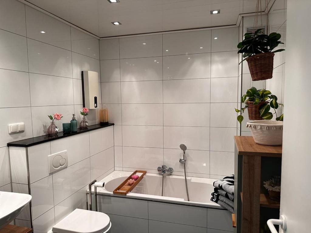 A&V Apartments Wunderschoene Rheinblick Wohnung Zum Entspannen Apt Ela Duisburg Eksteriør billede